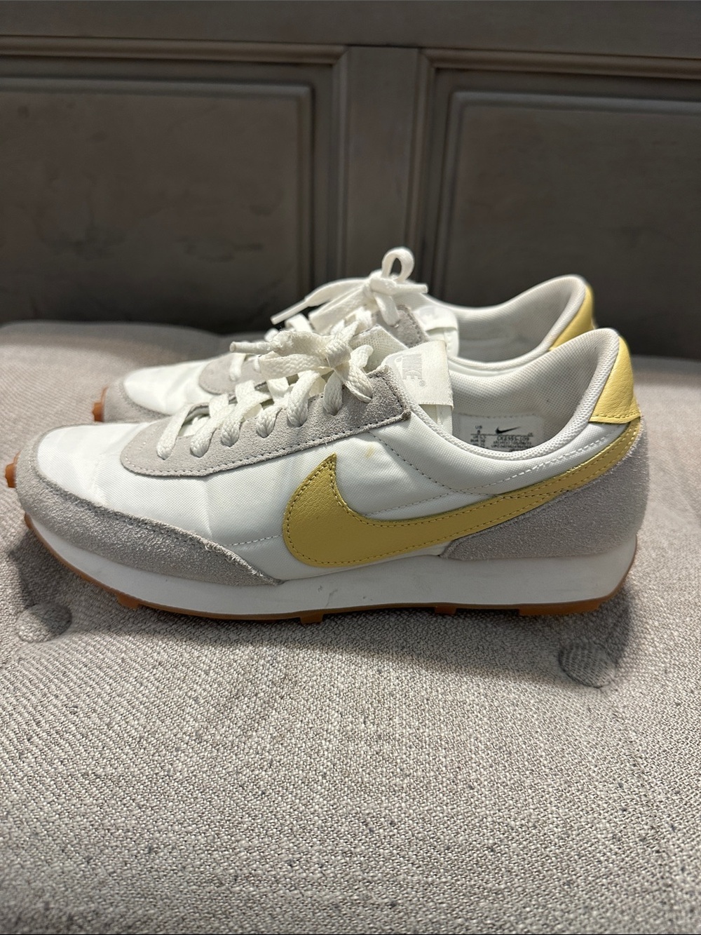 Nike Vintage-Style Trainers in White, Gray & Yellow
